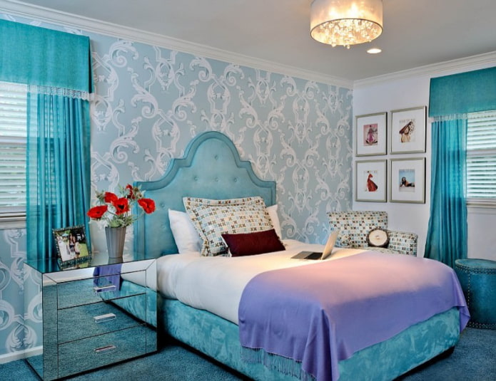 голубые шторы и обои в спальне