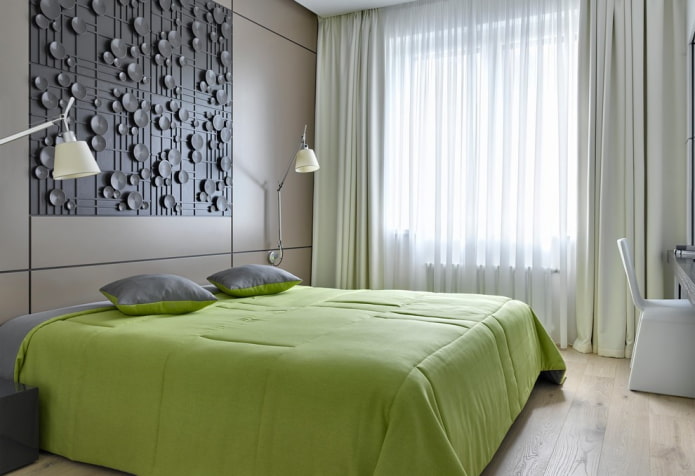 кровать с зеленым покрывалом в спальне