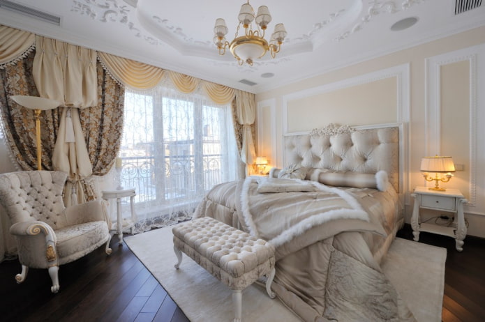 кровать с покрывалом в классическом стиле