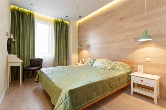 кровать с зеленым покрывалом в спальне