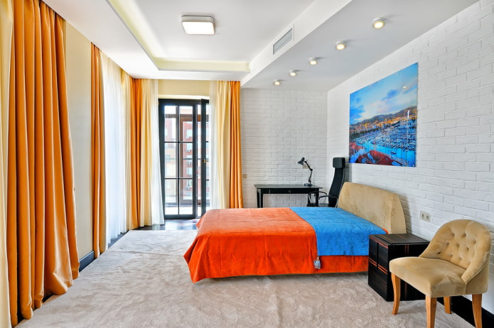кровать с оранжевым покрывалом в спальне