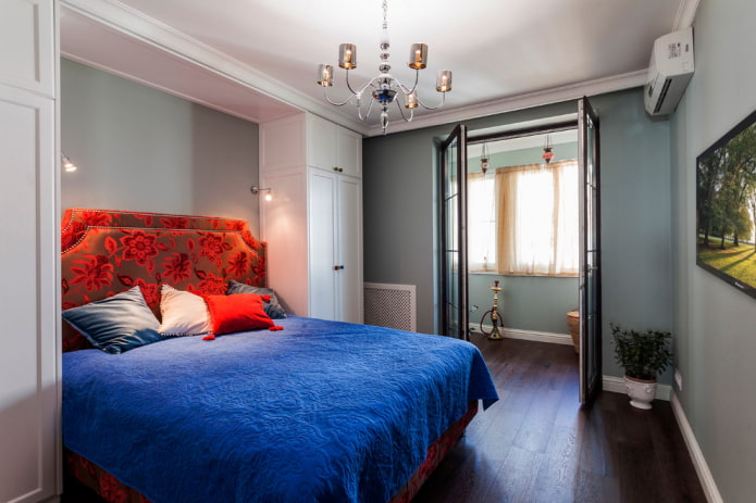 кровать с синим покрывалом в спальне