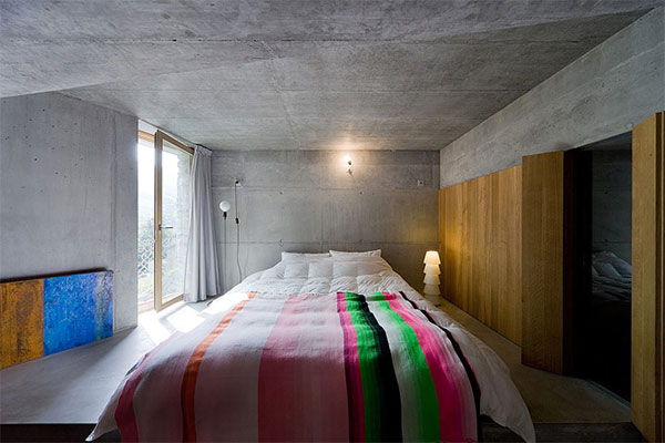 Дизайн спальной комнаты овального подземного дома в Швейцарии