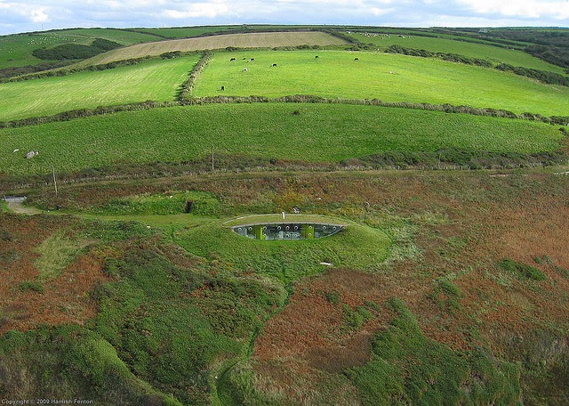 Подземный особняк Malator в Великобритании с высоты птичьего полёта