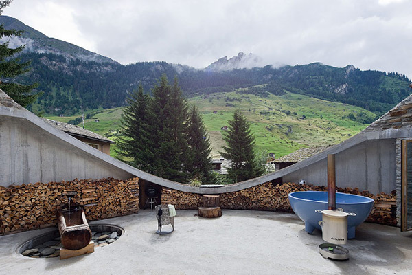 Вид на альпийские луга из овального подземного дома в Швейцарии