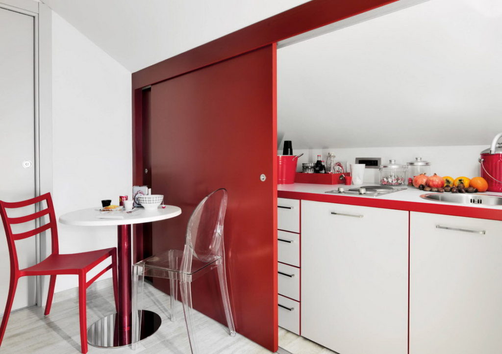 Кухня-ниша с красными раздвижными дверями