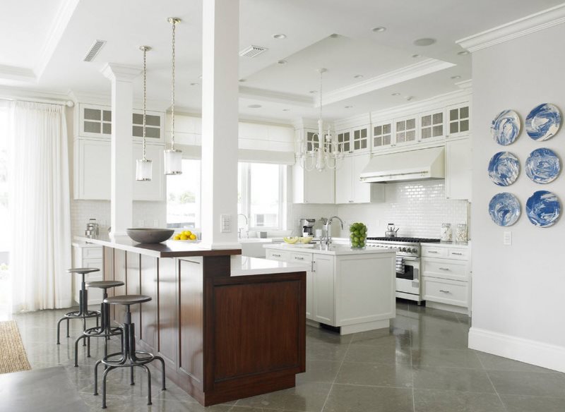 Коричневый кухонный остров в белой классической кухне