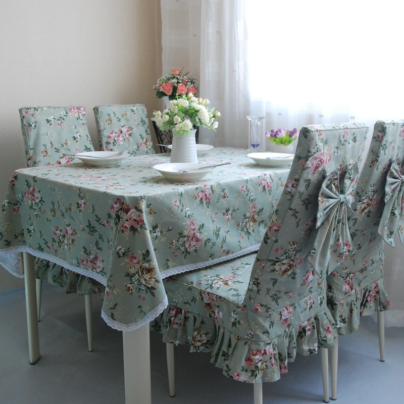 Текстиль в цветочек на кухонных стульях