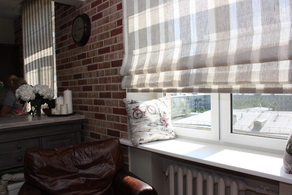 Легкая римская штора на окне кухни в индустриальном стиле