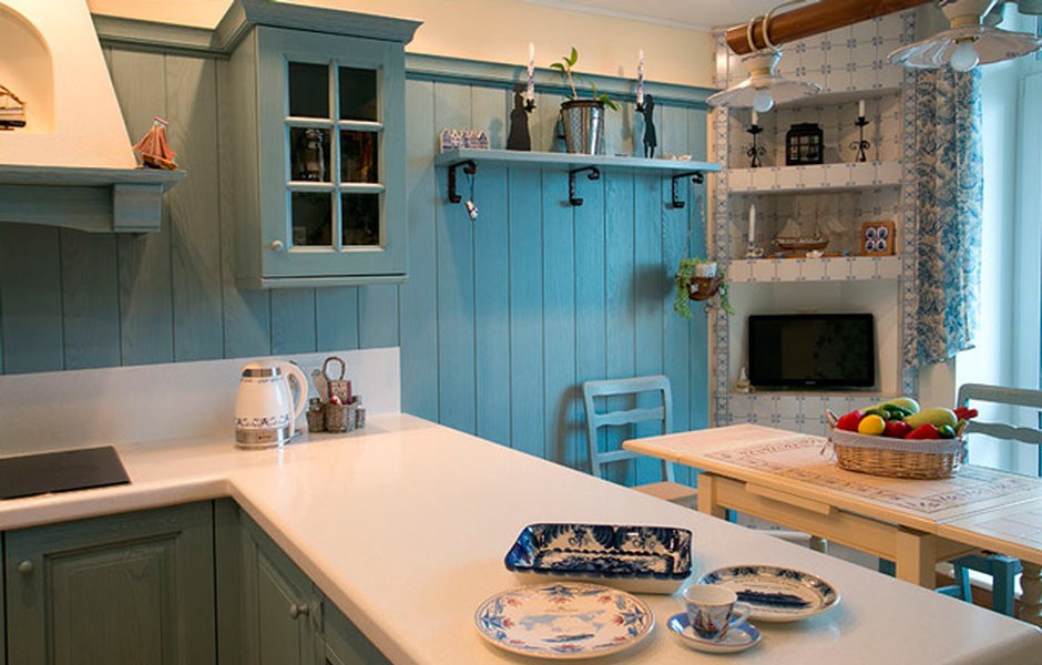 Белая столешница в кухне голландского стиля