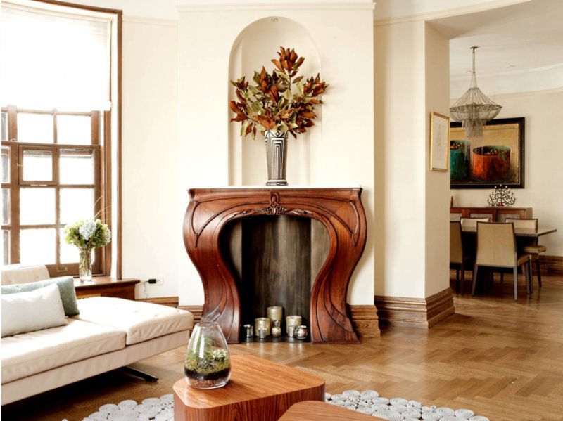 Деревянный фальш-камин в гостиной стиля модерн