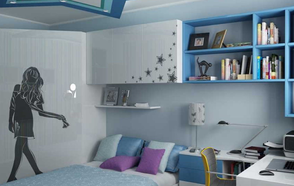 Голубые полки на стене комнаты для креативного подростка