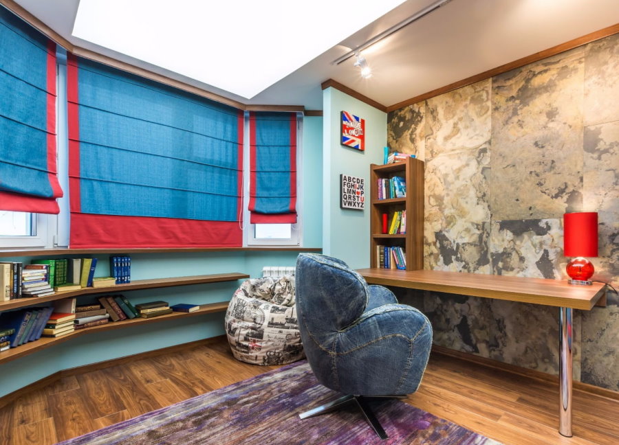 Красно-синие шторы римского типа в детской комнате