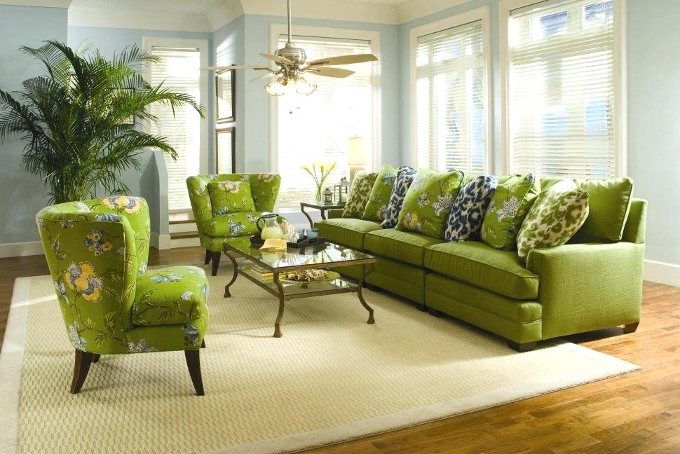 Декоративные подушки на зеленом диване в зале