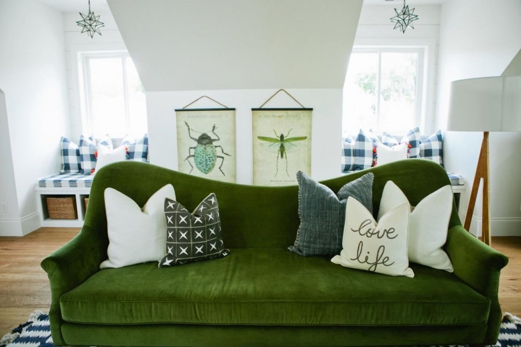 Зеленый диван в интерьере мансардной комнаты