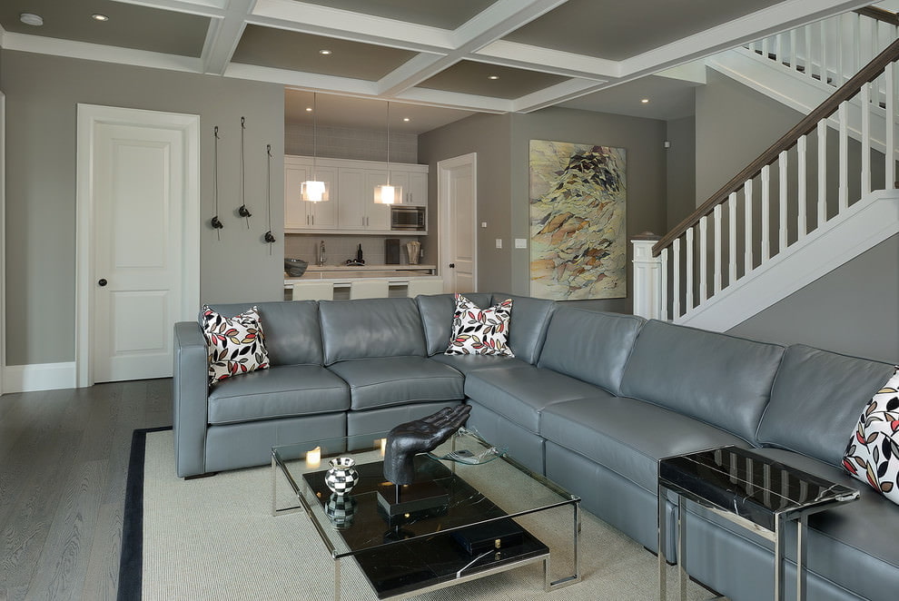 Угловой диван серого цвета в гостиной загородного дома