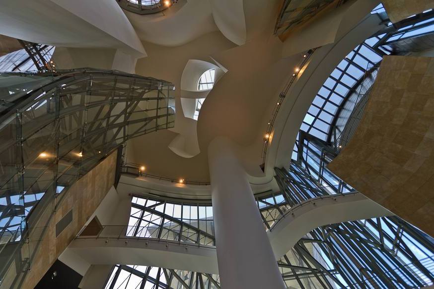 Внутреннее пространство музея также имеет сложную геометрию