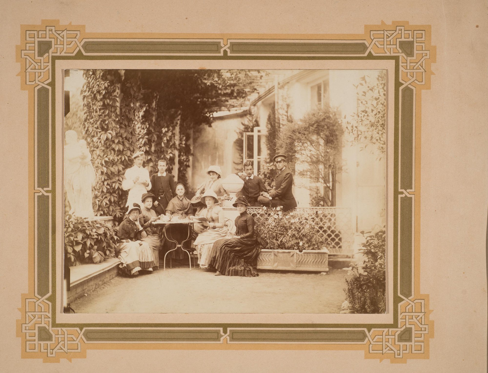 1880-е. Портрет княгини П.Б. Щербатовой с внуками в Итальянском дворике в Поречье