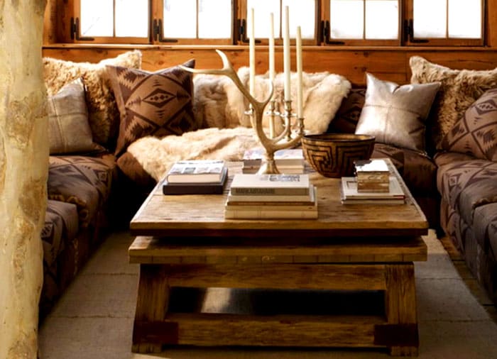 Меха и деревянные конструкции домиков в стиле шале идеальны для того, чтобы расположить там «старинную» мебель
