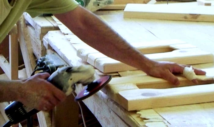 Задача заключается в активной работе жёсткой металлизированной щёткой по верхнему слою древесины. Он должен быть полностью удалён, явив под собой текстурные волокна