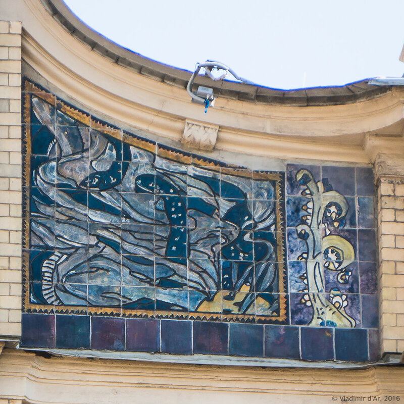 Майоликовое панно «Поклонение божеству» на фасаде гостиницы «Метрополь»