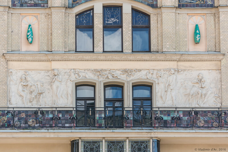 Скульптурный фриз «Времена года», опоясывающий здание гостиницы «Метрополь». Главный фасад здания. Николай Андреев.
