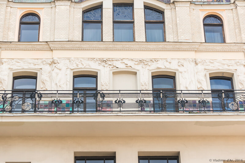 Скульптурный фриз «Времена года», опоясывающий здание гостиницы «Метрополь». Восточная сторона здания. Николай Андреев.