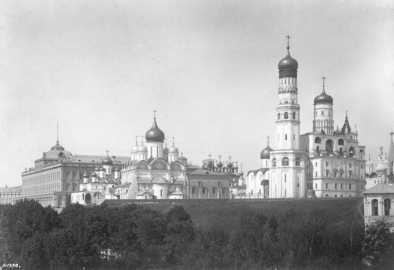 Кремлевские соборы с кремлевской стены в Москве