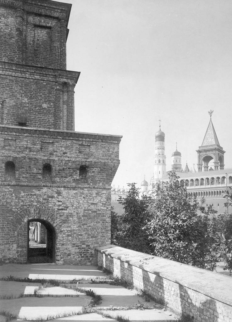 Кремль. Вид с Кремлевской стены на колокольню Ивана Великого и памятник Александру II