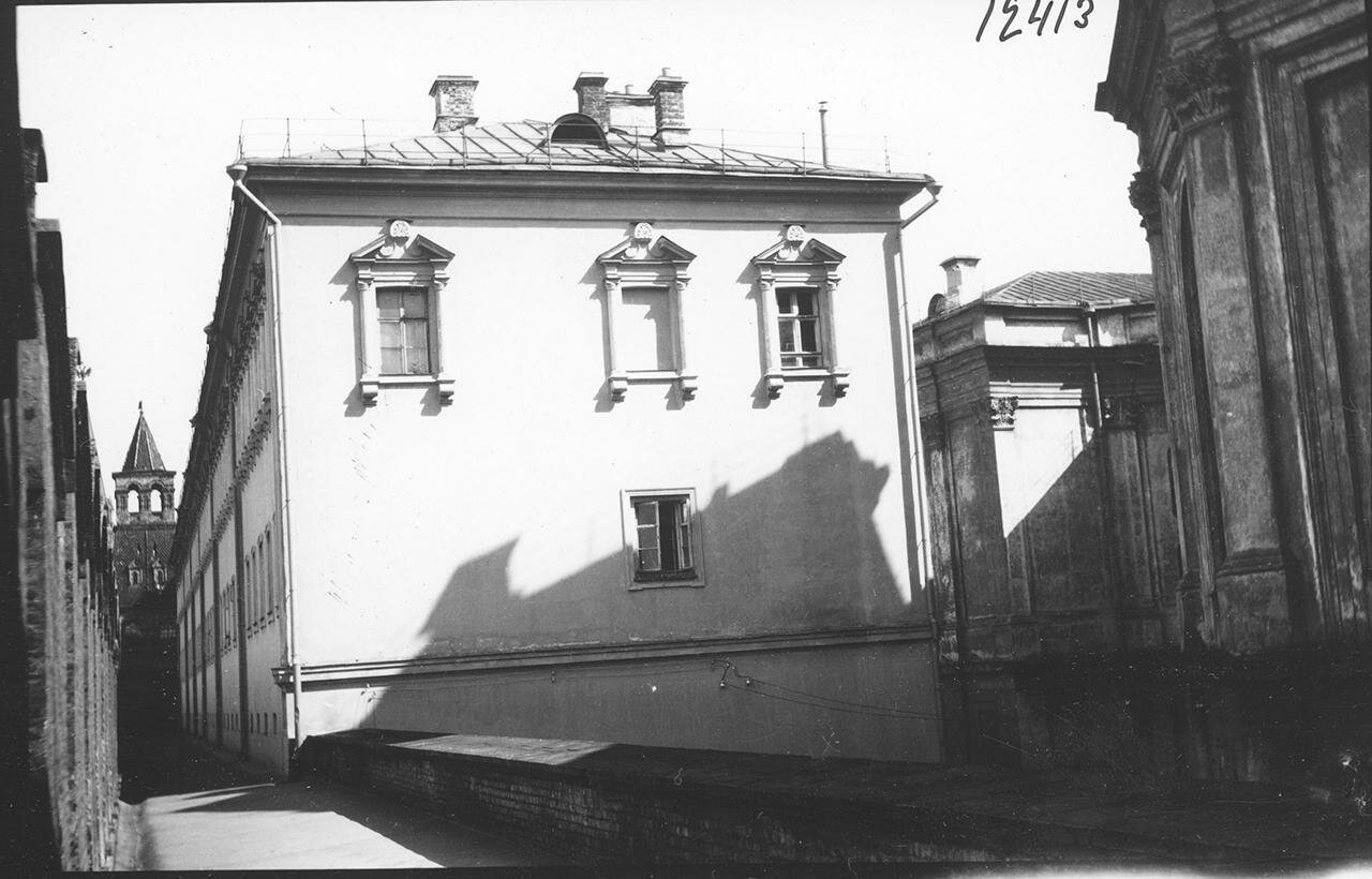 Кремль. Конюшенные корпуса и прясло между Оружейной и Конюшенной башнями