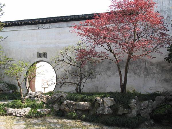 Стена китайского сада служит и символическим, и эстетическим, и практическим целям