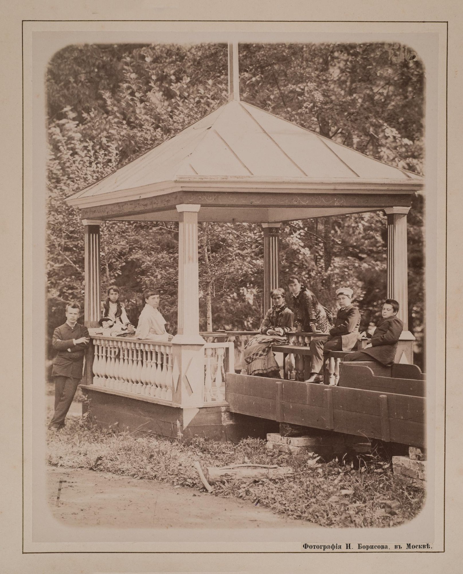 1882. Групповой портрет семьи Фон Мекк на террасе в Плещееве