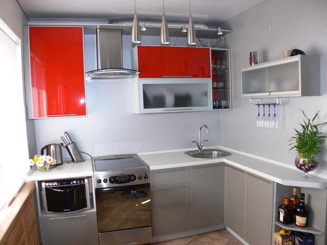 Современный кухонный гарнитур с выдвижными шкафами