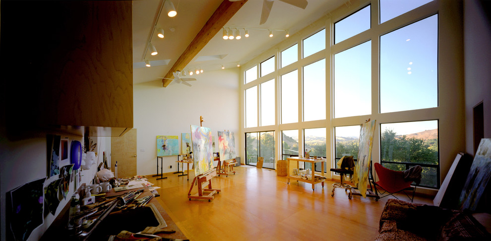 Большая студия художника с панорамными окнами