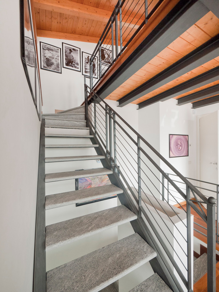 Интерьер лестницы на второй этаж - Фото 66