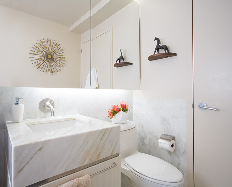 Светлый мрамор в интерьере ванной комнаты от Susan Kennedy Design