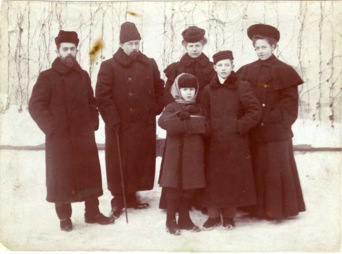 Юный Константин (второй справа) с семьей Чаплина - своими благодетелями. /Фото:wikipedia.org