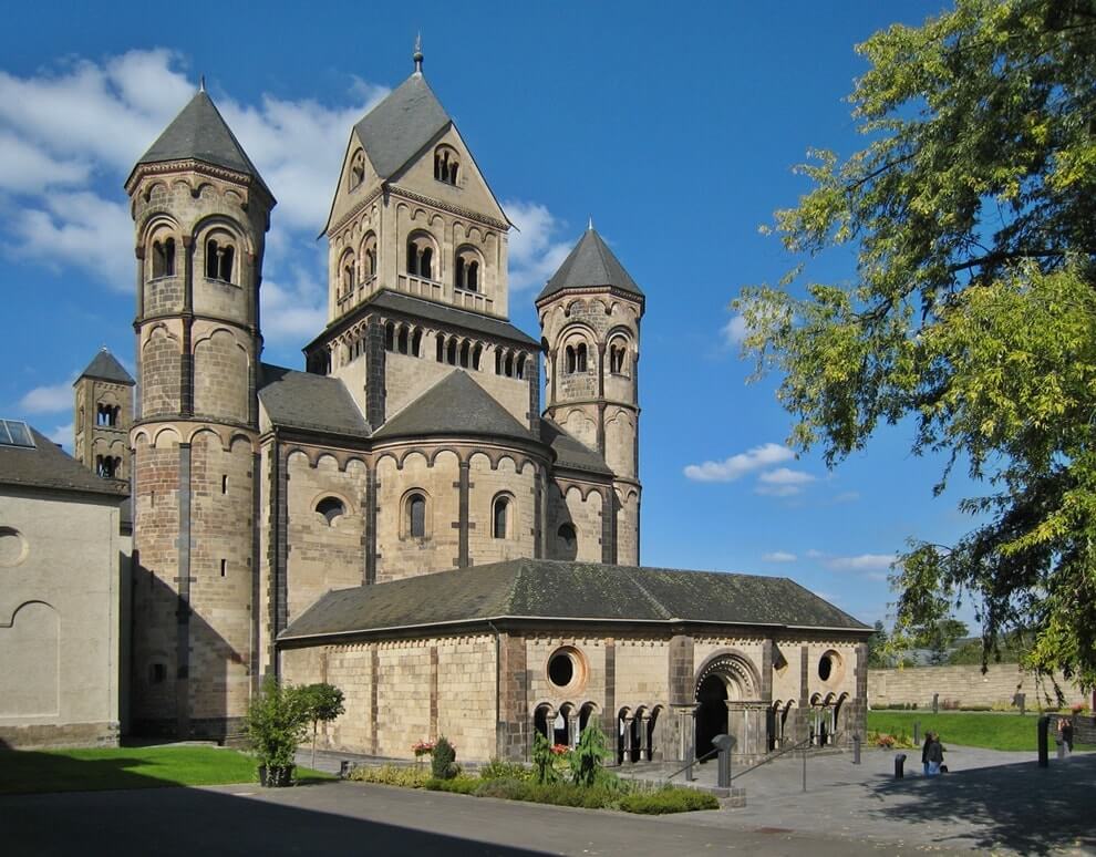 Романская архитектура: средневековый немецкий монастырь, аббатство Мария Лаах