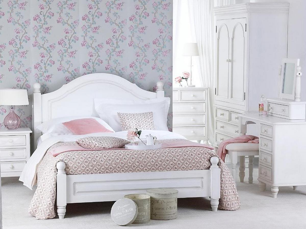 Спальня с нежными цветочными узорами в стиле шебби-шик