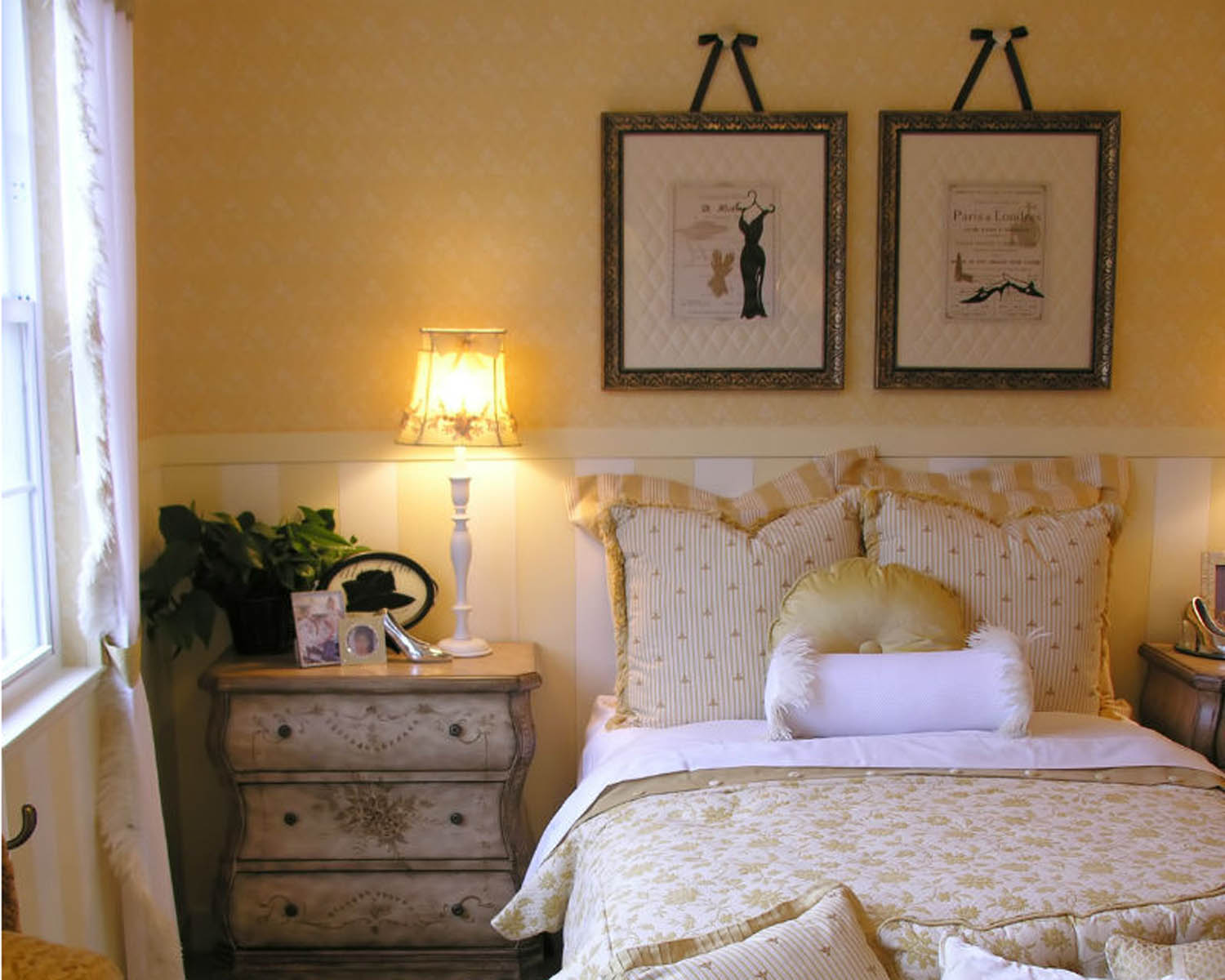 Бело-желтая спальня в стиле шебби-шик