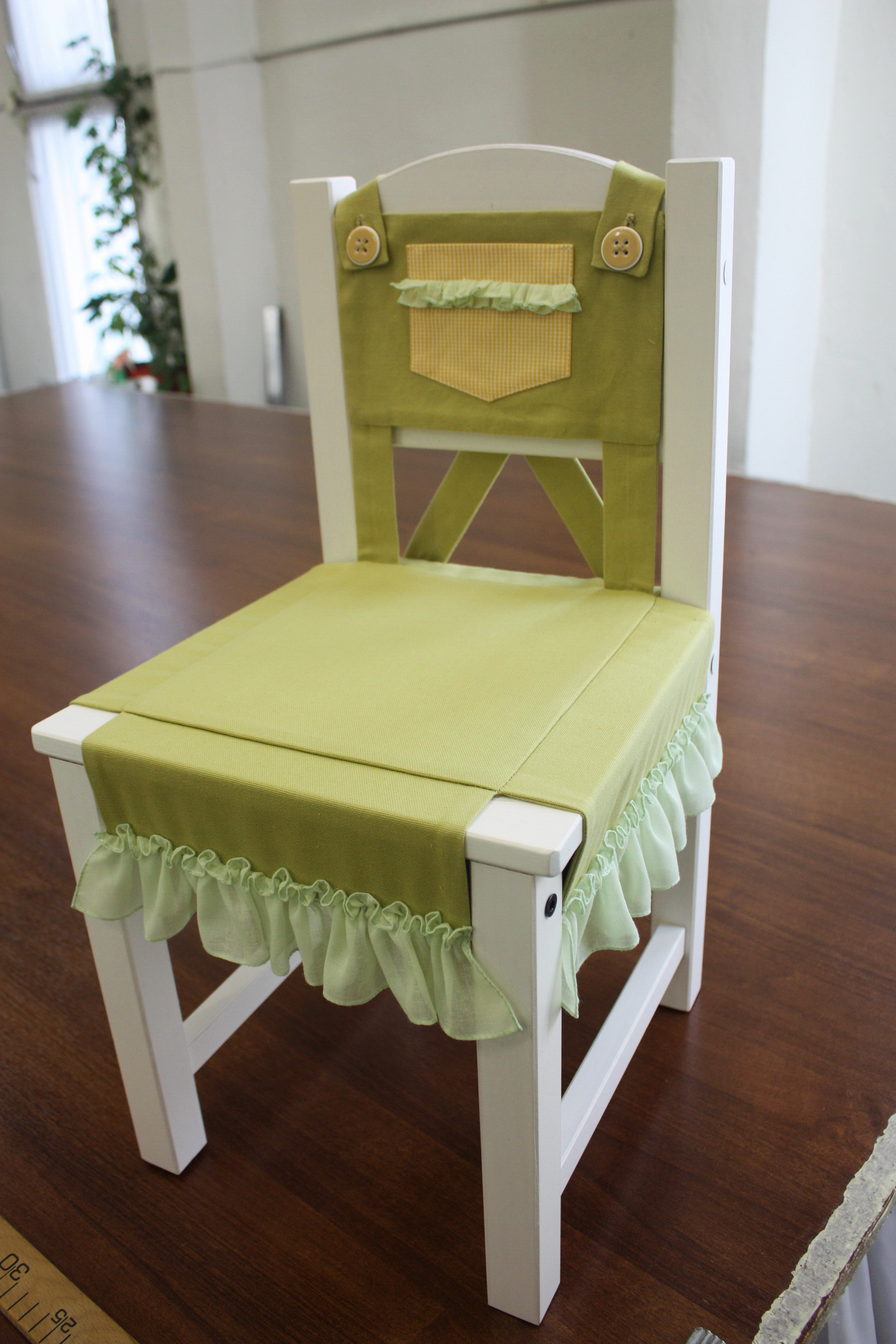 Зеленый чехол на детский стул