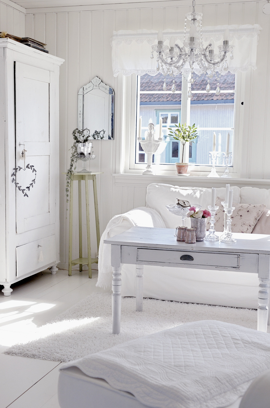 Белая мебель и красивый декор в стиле шебби-шик