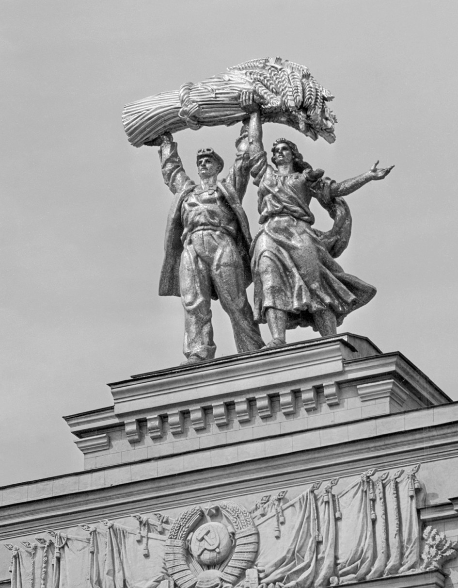 Скульптура «Тракторист и колхозница» (1954 г.) на арке главного входа ВСХВ. Автор композиции Сергей Орлов
