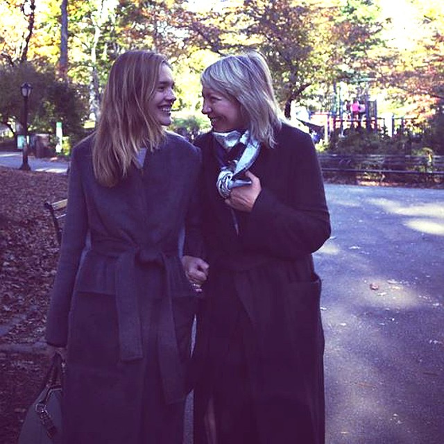 - С мамой в Центральном парке. написала модель на своей страничке в Facebook, опубликовав снимок вдвоем с Ларисой Викторовной. 