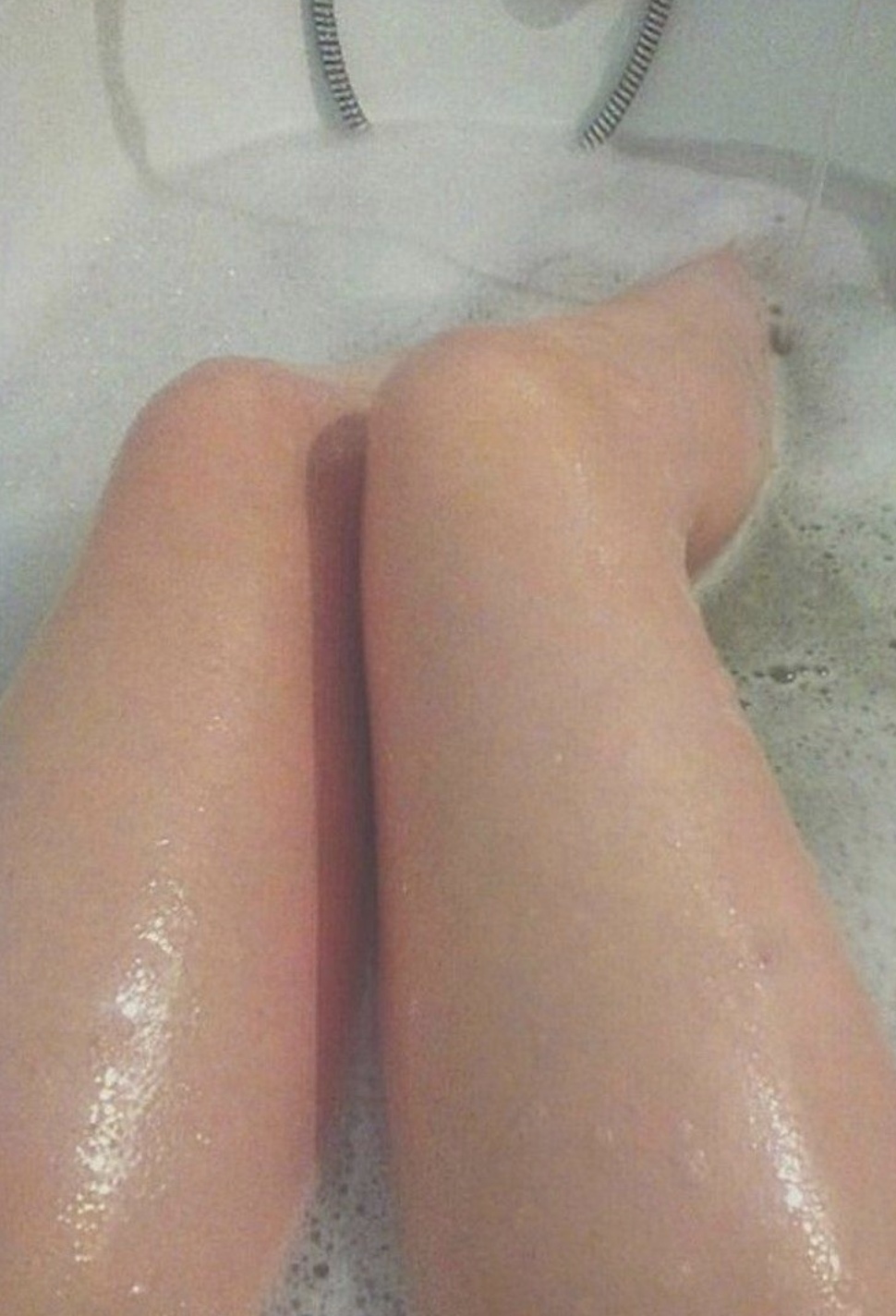фото брюнеток в ванной без лица