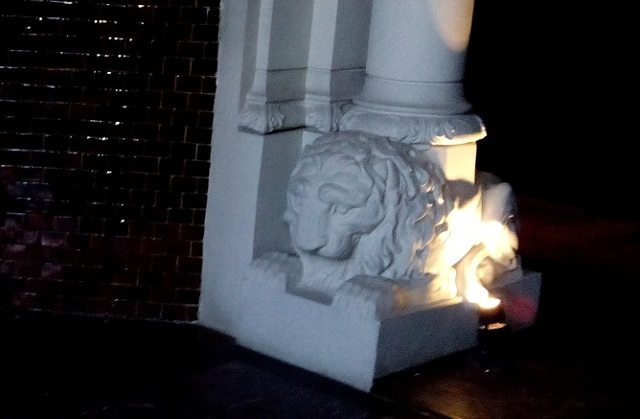 Лев у камина в Романском зале особняка Смирнова