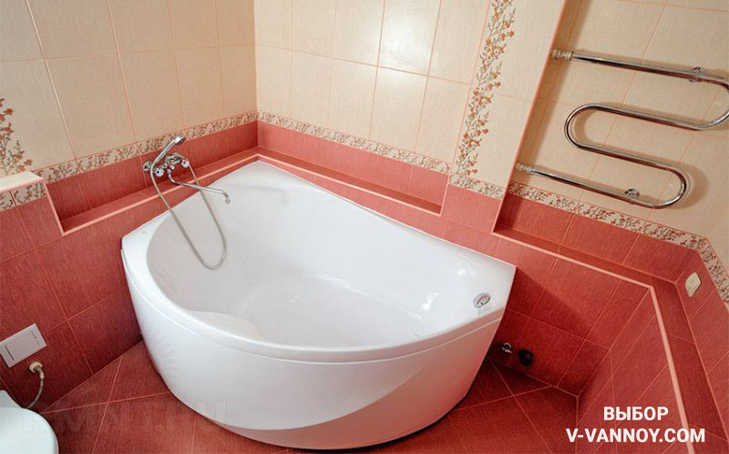 Радиальное очертание ванной позволит безопасному движению в помещении. В таком санузле вы точно не ударитесь о выступающий угол.