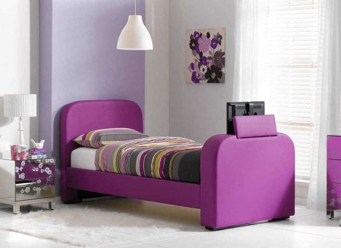 яркий дизайн прихожей в фиолетовом цвете