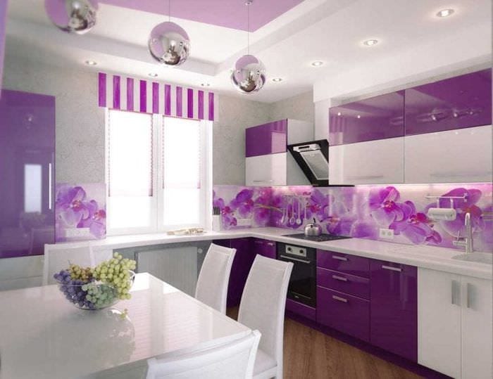 светлый стиль гостиной в фиолетовом цвете