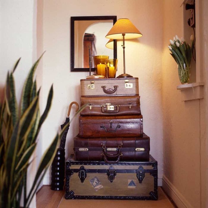 оригинальный интерьер спальни со старыми чемоданами